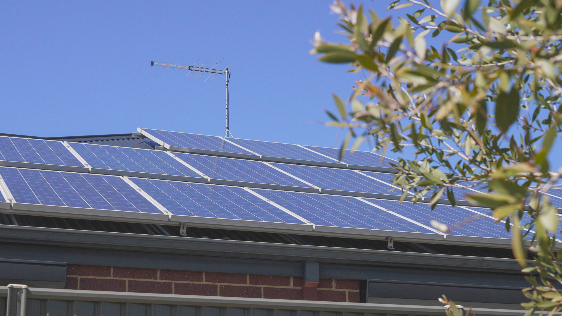 西澳大利亚州哈里斯代尔的住宅带太阳能电池板
