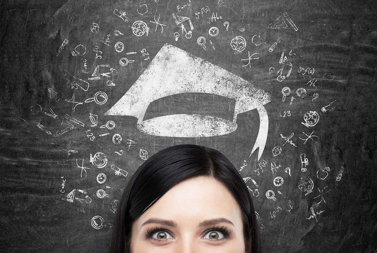 一位考虑上大学的黑发女士的头像。绘制教育图标和毕业帽在黑色黑板的背景。