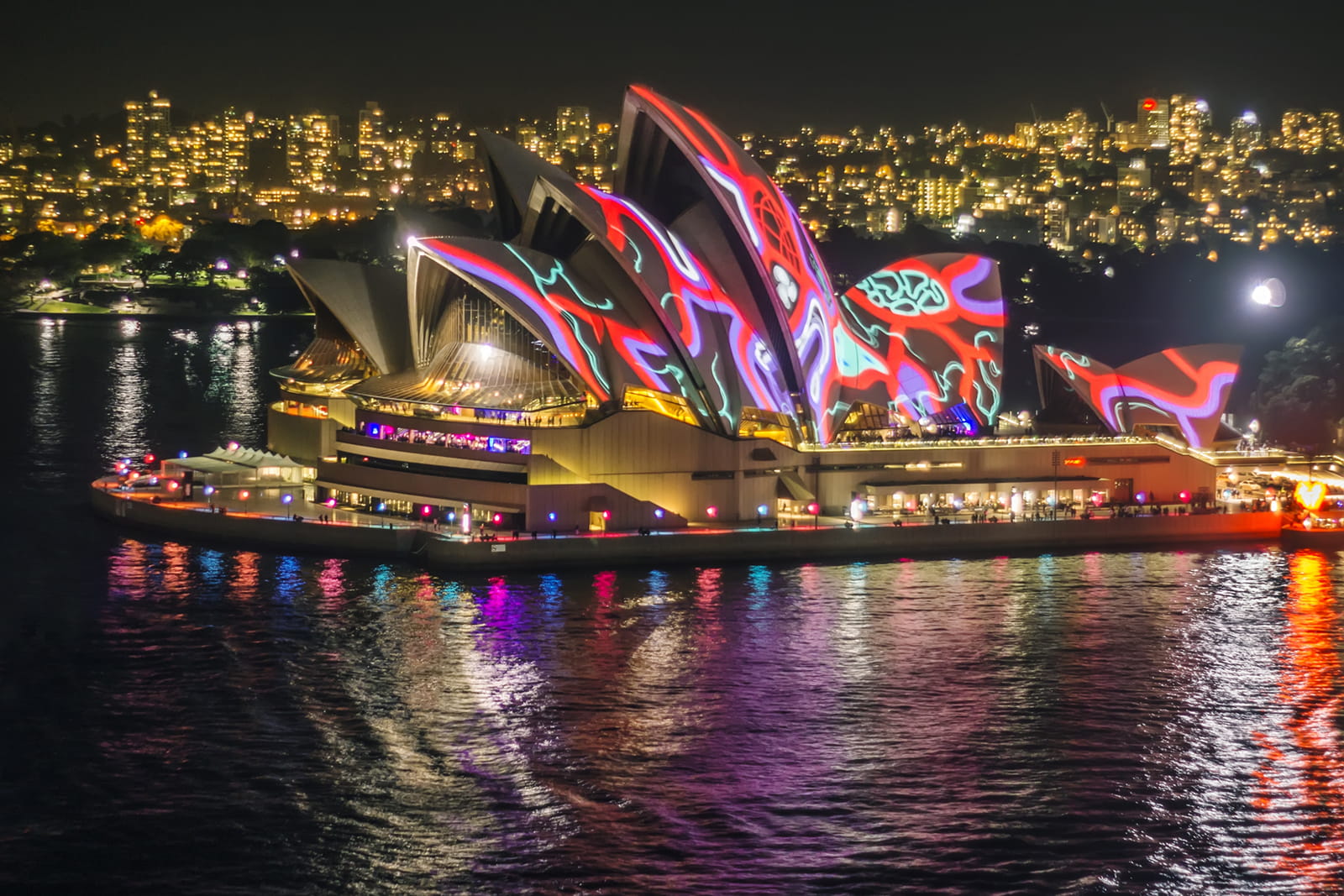 悉尼歌剧院与生动的悉尼灯光投影